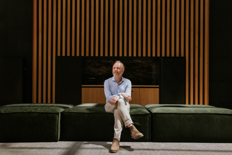 Foto van oprichter en directeur Hendrik Meesman, die op een bank zit en naar links kijkt.